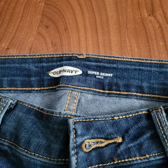 Old Navy Super Skinny Mid-Rise Ankle Jeans - Picture 3 of 4